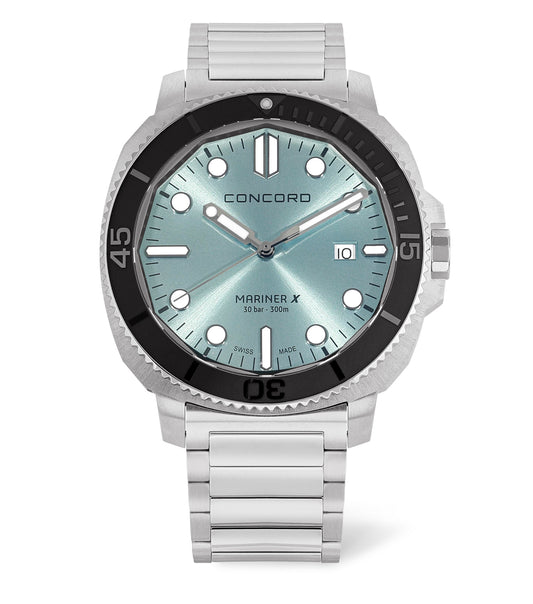 Stainless steel, blue dial, black ceramic bezel ring, additional black rubber strap