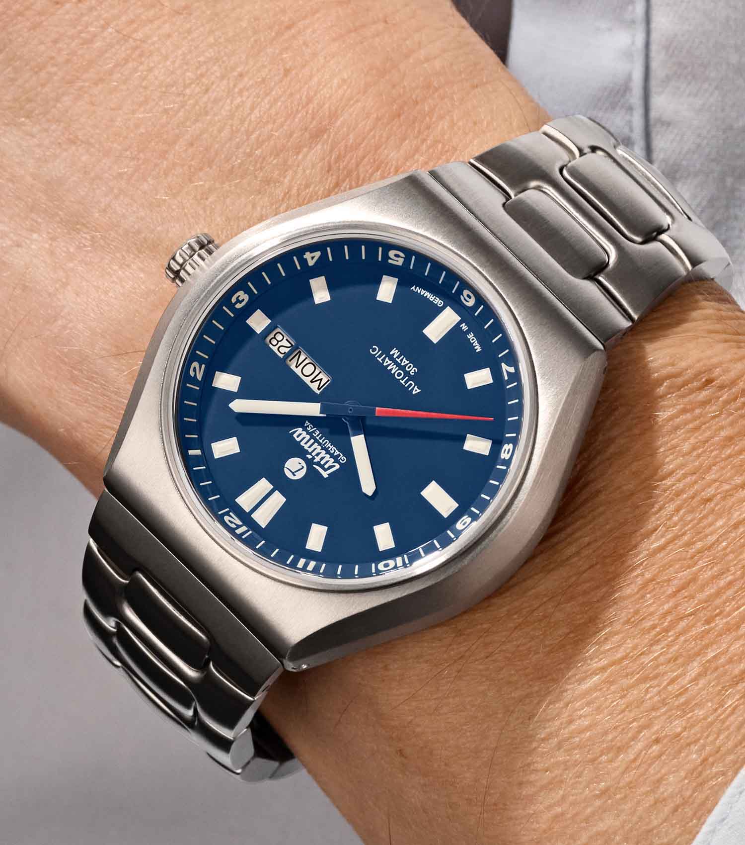 M2 Coastline, Automatic Cal. T330, Day / Date