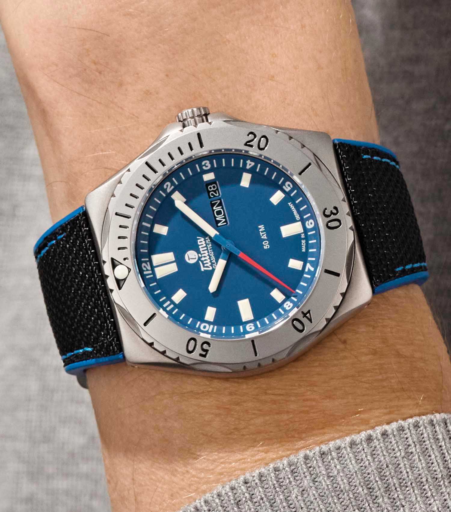 M2 Seven Seas, Automatic Cal. T330, Day / Date