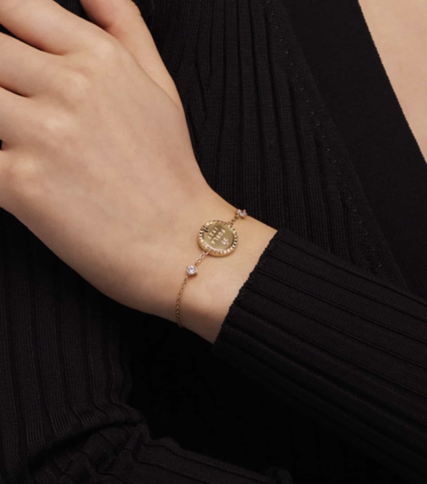Furla gold bracelet in onesize, elegantly showcased at an angled side view, reflecting a chic and modern design in one stunning color.