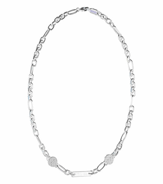 Guess Jewellery elegant silver necklace close-up, featuring a bold design with interlocking links, perfect for a stylish statement.